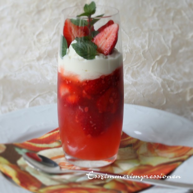 Erdbeeren im Glas mit Vanillesahne und Minze