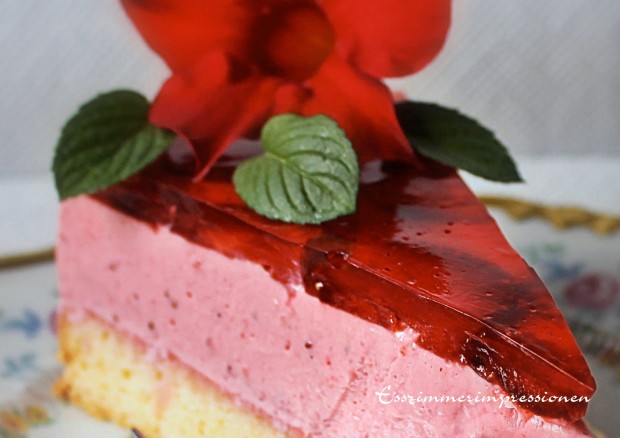 Da Erdbeeren wenige Kalorien haben, kann man diesen Kuchen schon mal ohne Reue geniessen.