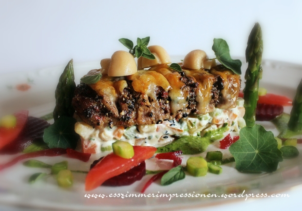 Steak mit Käse an Möhren-Kartoffel-Specksalat mit Petersilienöl